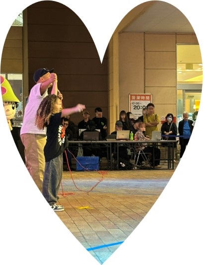 踊ってるときの笑顔が太陽みたいにまぶしかった！本当は顔のモザイク取りたかった😆